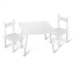 biały drewniany stolik z krzesełkami