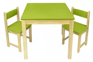 stolik drewniany w zestawie z dwoma krzesłami zielony
