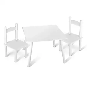 biały drewniany stolik z krzesełkami