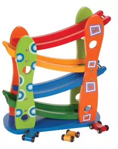 drewniana zjeżdżalnia z małymi samochodzikami