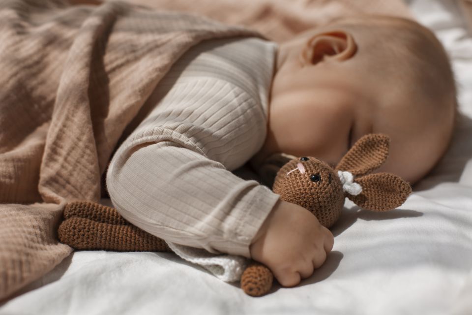 zabawki które ułatwiają zasypianie niemowlakowi