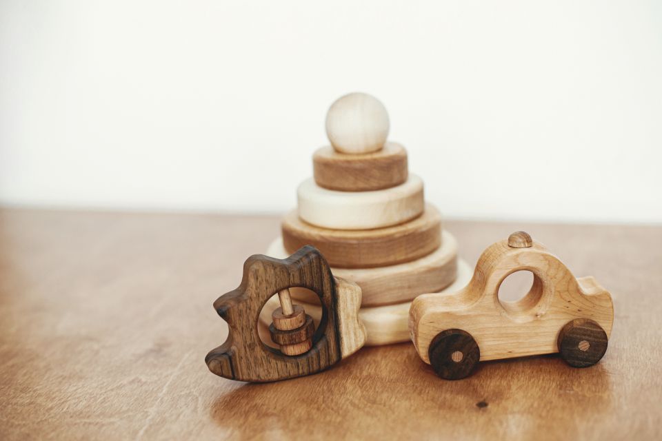 drewniane zabawki dla niemowlaka